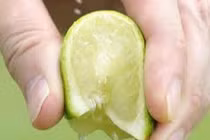 Cảnh báo nguy hiểm khi vắt chanh vào miệng người ngưng tim