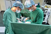 Lấy khối u mỡ hơn 10 năm khiến người bệnh khó nằm ngửa, nằm nghiêng