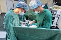 Lấy khối u mỡ hơn 10 năm khiến người bệnh khó nằm ngửa, nằm nghiêng