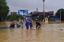 Sản phụ sinh con trong dòng nước lũ tại TP Huế được cứu kịp thời