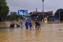 Sản phụ sinh con trong dòng nước lũ tại TP Huế được cứu kịp thời