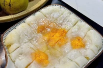 Bánh Trung thu nhân trứng muối gây sốt nhờ cách thưởng thức mới