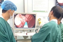 Đi ngoài phân đen, người đàn ông vỡ giãn tĩnh mạch, máu chảy thành tia