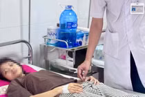 Mệt mỏi, bụng to, nữ sinh 16 tuổi mang u quái buồng trứng khổng lồ