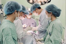 Bướu giáp thòng kích thước lớn chèn ép khí quản người phụ nữ 75 tuổi