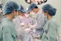 Bướu giáp thòng kích thước lớn chèn ép khí quản người phụ nữ 75 tuổi