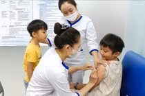 Bé trai 3 tuổi bị sốt co giật do nhiễm cúm A, cách xử trí đúng