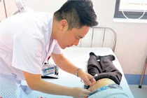 Những thầy thuốc vượt sóng mang hơi ấm y học cổ truyền tới đảo Quan Lạn