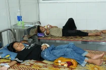 Vụ 40 học sinh nghi ngộ độc, nữ hiệu phó bị tố 'ôm trọn' bếp ăn?