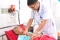 Đi rút dụng cụ kết hợp xương, thấy đinh đã xuyên qua thành ngực đi vào phổi