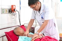 Đi rút dụng cụ kết hợp xương, thấy đinh đã xuyên qua thành ngực đi vào phổi