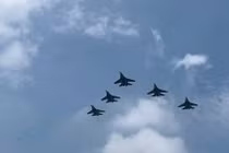 Chiêm ngưỡng các biên đội bay diễn tập trên bầu trời Hà Nội