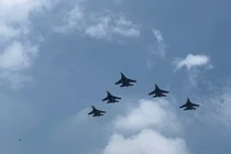 Chiêm ngưỡng các biên đội bay diễn tập trên bầu trời Hà Nội