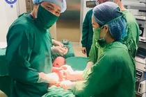 Bé gái chào đời từ phôi thai trữ đông hơn 11 năm 