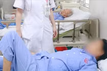 Sau 30 phút nội soi tiêu hóa, cụ bà thở gấp, toàn thân rét run