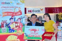 HDBank trao thưởng 1 ký vàng SJC cho nữ khách hàng tại TP HCM