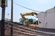 Dỡ bỏ tòa nhà xây từ đầu thế kỷ 20 để mở rộng đường Hùng Vương