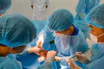 Kỹ thuật vi phẫu tinh xảo cứu hàng triệu người khỏi tàn phế