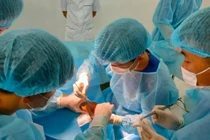 Kỹ thuật vi phẫu tinh xảo cứu hàng triệu người khỏi tàn phế