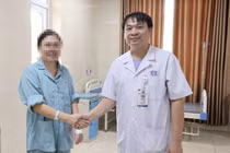 Chóng mặt, yếu tứ chi người phụ nữ 37 tuổi bị viêm tủy thị thần kinh