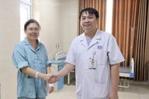 Chóng mặt, yếu tứ chi người phụ nữ 37 tuổi bị viêm tủy thị thần kinh