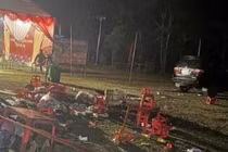 Tài xế lùi xe trong nhà văn hoá khiến bé 6 tuổi tử vong