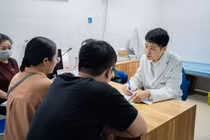 Nhiều người trẻ khám sức khỏe sinh sản, bác sĩ khuyến cáo