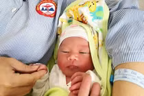 Giữa bão Wipha cảnh sát giao thông đưa sản phụ đi sinh an toàn