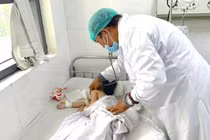 Đoạn ruột dài 12cm chứa đầy tóc gây tắc ruột ở bé gái 4 tuổi