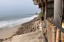 Sóng mạnh gây sạt lở kè Hàm Tiến ở Lâm Đồng