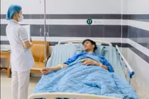 Đau quặn bụng, thanh niên 34 thủng dạ dày