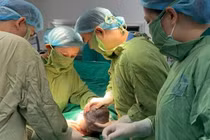 Thời khắc chào đời đặc biệt của em bé sinh ra với 'đôi cánh nhỏ' trên lưng