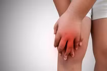 Viêm khớp tự phát thiếu niên ảnh hưởng nghiêm trọng sự phát triển của trẻ