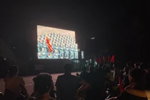 Người dân thích thú xem sơ duyệt diễu binh qua màn hình LED cỡ lớn