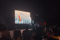 Người dân thích thú xem sơ duyệt diễu binh qua màn hình LED cỡ lớn