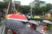 Dù mưa gió, người dân vẫn kiên trì chờ đợi sơ duyệt diễu binh A80