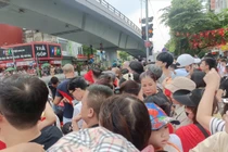 Người dân tập trung tại đường Thanh Niên háo hức chờ xem sơ duyệt diễu binh