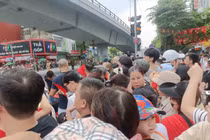 Người dân tập trung tại đường Thanh Niên háo hức chờ xem sơ duyệt diễu binh