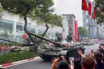 Người dân hò reo chào đón đoàn khí tài tiến vào Quảng trường Ba Đình