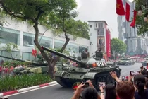 Người dân hò reo chào đón đoàn khí tài tiến vào Quảng trường Ba Đình