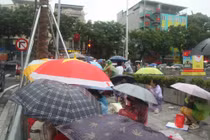 Dù mưa gió, người dân vẫn kiên trì chờ đợi sơ duyệt diễu binh A80