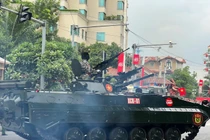 Dàn xe tăng hùng dũng tiến về Quảng trường Ba Đình trong buổi sơ duyệt