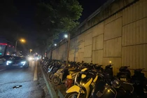 Chặn vỉa hè đường Bưởi làm bãi gửi xe gây bức xúc