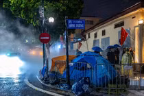 Người dân Hà Nội cắm trại qua đêm chờ xem sơ duyệt diễu binh 26/8