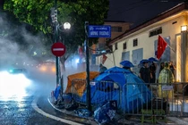 Người dân Hà Nội cắm trại qua đêm chờ xem sơ duyệt diễu binh 26/8