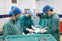 Phẫu thuật thành công cho trẻ 10 tuổi mắc xoắn tinh hoàn nguy hiểm