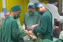 Di chuyển xương gân cơ qua cánh tay điều trị trật khớp vai tái diễn