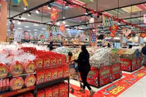 Giá cả leo thang, vợ chồng trẻ chọn Tết tối giản để tiết kiệm