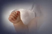 Bé 3 tháng tuổi bị xâm hại, tổn thương âm đạo nghiêm trọng