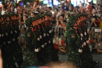Hàng nghìn người đón đoàn diễu binh qua Tràng Tiền trong buổi tổng hợp luyện